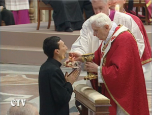 pope-benedict-and-communion-kneeling
